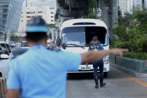 PNP official to sue fake niece who used Edsa bus lane
