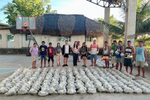 BFAR-Ilocos distributes Malaga fingerlings to fish cage operators