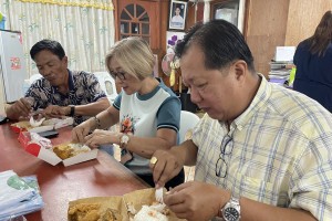 Ilocos Norte guv gives Capitol workers early Christmas, birthday treat