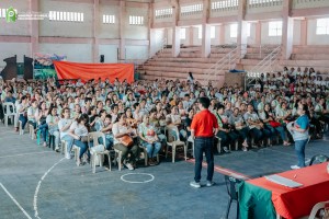 Health workers in Albay town receive cash aid