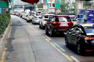 Cop who drove police car in EDSA busway relieved