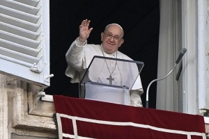 Pope calls for global ban on surrogacy
