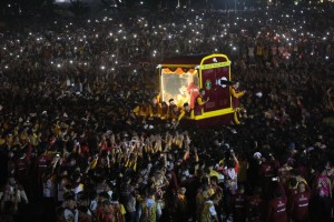 Rainy Tuesday greets Black Nazarene devotees