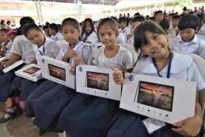 26 elementary schools in Negros Occidental get learning tablets