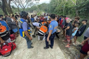 Worker killed, 2 hurt in Laguna landslide