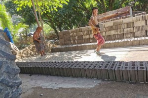 Mindoro inmates embark on hollow block production project