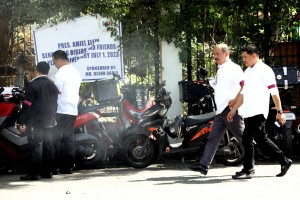 Senators, staff don maroon armbands to protest vs. People's Initiative