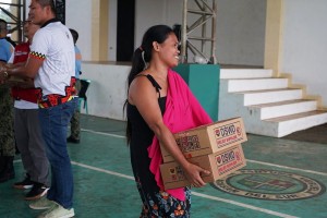 Agusan Sur families displaced by flooding receive DSWD aid