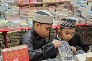 Malaysian gov't, firm donate books to Marawi schoolchildren