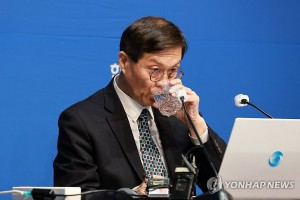 BOK chief cites need to keep restrictive monetary policy for long time