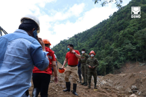 DSWD social workers conduct counseling to landslide survivors