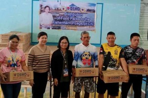 1.8K Legazpi fishers affected by 'amihan' receive gov’t aid