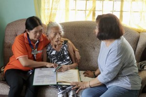 Batac City distributes cash incentives to centenarians