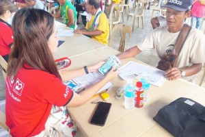 Shear line-affected families in CamNorte get cash aid from DSWD