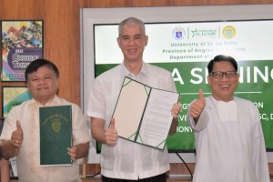 Negros Occidental awards study grants to 100 DepEd school heads