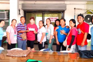 Female-led fruit vendors’ association gets P500-K assistance