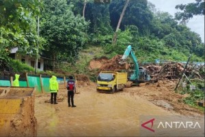 16 killed as flash floods, landslides hit Indonesia
