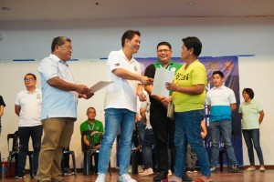 1.1K Bacolod residents get free authenticated birth certificates