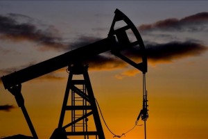  Oil prices down with strong dollar, investor profit-taking