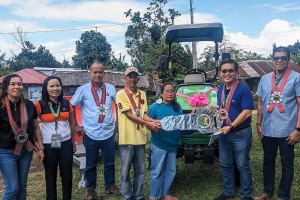 Bicol farmers receive aid via DAR projects