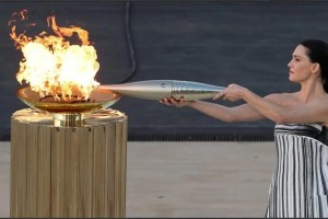  Athens hands Olympic flame to Paris 2024 organizers