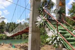 Army builds hanging bridge for conflict-stricken Samar villages