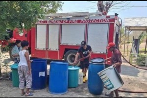 Ilocos Norte distributes water containers in drought-hit areas