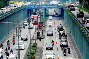 U-turn slot under Quezon Ave. flyover off limits to trucks, buses