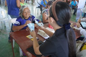 1.2K Davao Norte farmers get rice, fuel subsidy