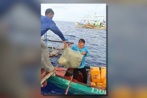 'Atin Ito' advance team reaches Bajo de Masinloc, gives aid to fishers