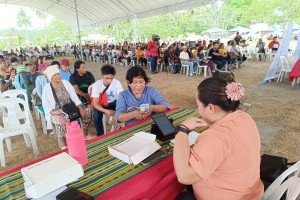 5.5K Davao de Oro farmers receive cash aid