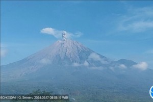 Mount Semeru in East Java erupts five times