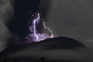 Mt. Ibu eruption triggers volcanic thunderstorm