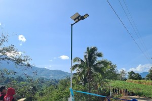 Solar streetlights enhance safety, promote RE in remote Negros village