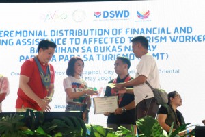 Davao Oriental tourism workers receive P9-K each from DOT, DSWD