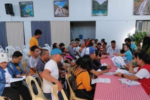 Inflation-hit residents in Dinagat Island get DSWD cash aid