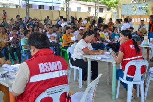 400 in northern Negros city receive El Niño aid from DSWD