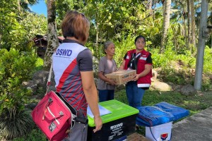 Fire-affected families in CamSur get aid from DSWD