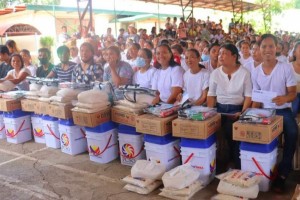 1.6K families near Mt. Kanlaon receive cash aid, relief goods