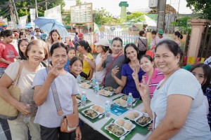 Residents, tourists partake of ‘pinangat’ dishes in Albay town