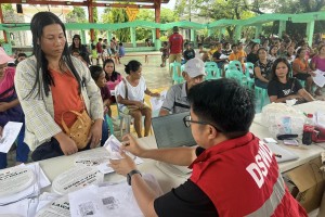 862 Catanduanes residents get cash-for-work pay under DSWD program