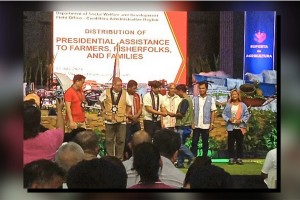 PBBM gives P10-K cash, other aid to Cordillera farmers, fisherfolk