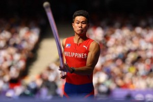 Obiena bucks shaky start to enter Paris pole vault finals