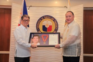 Ex-DND chief De Villa feted for outstanding leadership