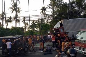 7 killed, 8 hurt as van collides with truck in Sariaya, Quezon 