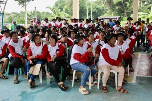 500 NIA-assisted farmers in Albay get gov't livelihood aid 