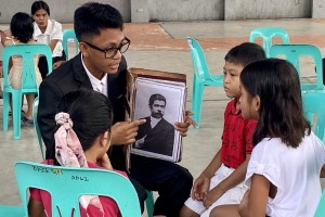 Albay town youth leaders educate kids on lives of heroes 