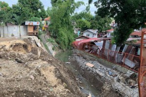 Cebu City building officials check landslide site