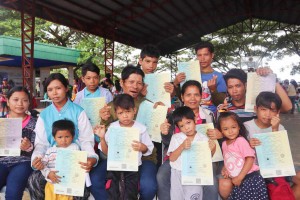 Negrense couple, 9 kids simultaneously obtain birth certificates