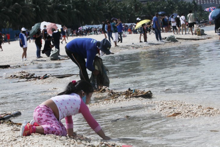 CLEAN UP DRIVE AT DOLOMITE BEACH